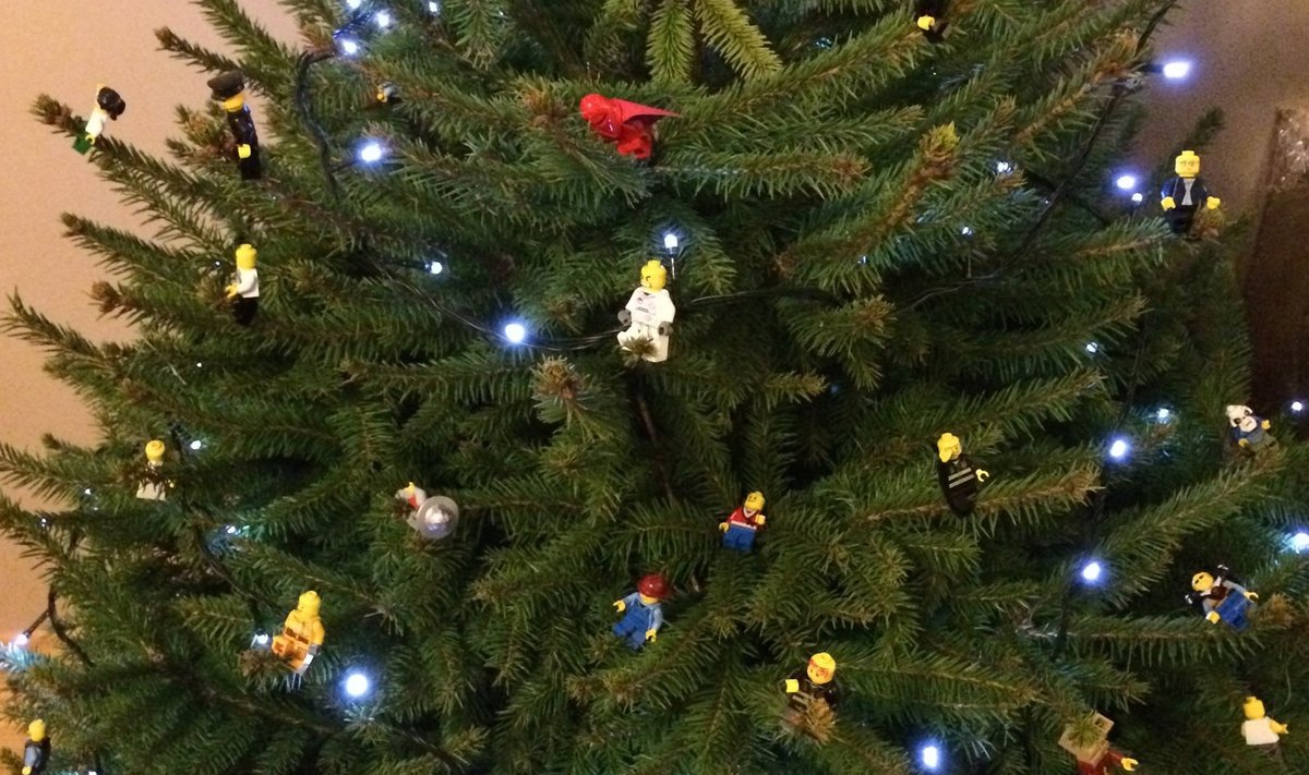 Fotovõistlus “Pühad minu kodus”: Kuidas Lego-mehed kuusepuu vallutasid