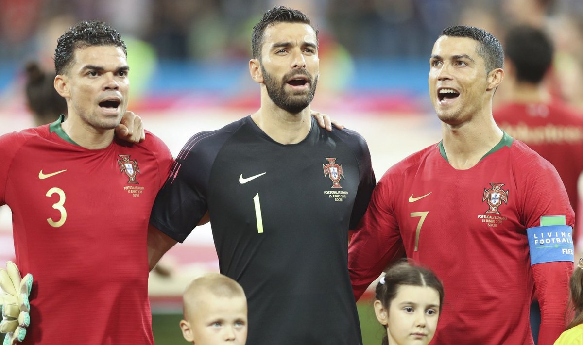 Portugali koondislased Pepe, Rui Patricio ja Ronaldo laulavad enne kohtumist Hispaaniaga hümni. 