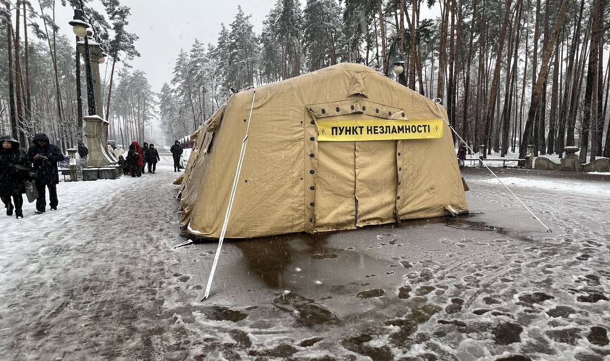 В Украине открывают „пункты несокрушимости“ — палатки, оборудованные генераторами