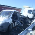 DELFI VIDEO JA FOTOD: Tallinna-Tartu maanteel sõitis veoauto otsa teetööliste väikeveokile, juht viidi haiglasse
