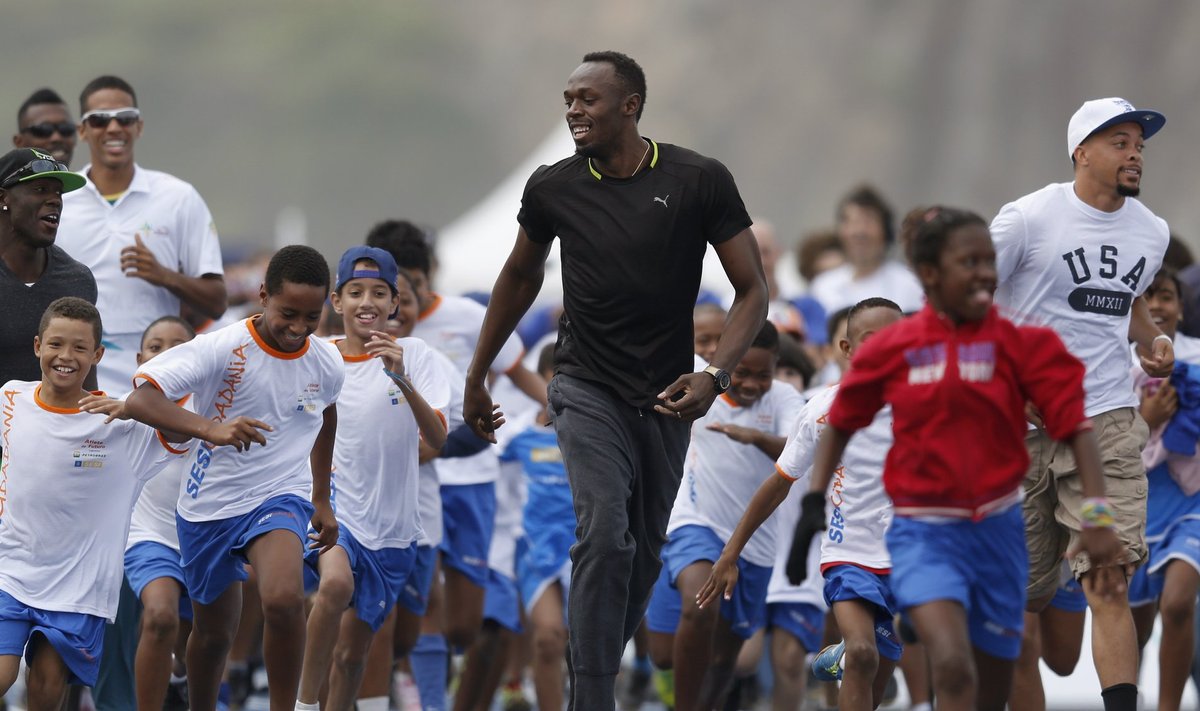 Usain Bolt nakatab lapsi spordipisikuga kõikjal: nii kodumaal kui ka Rio de Janeiros, kus see pilt on tehtud.