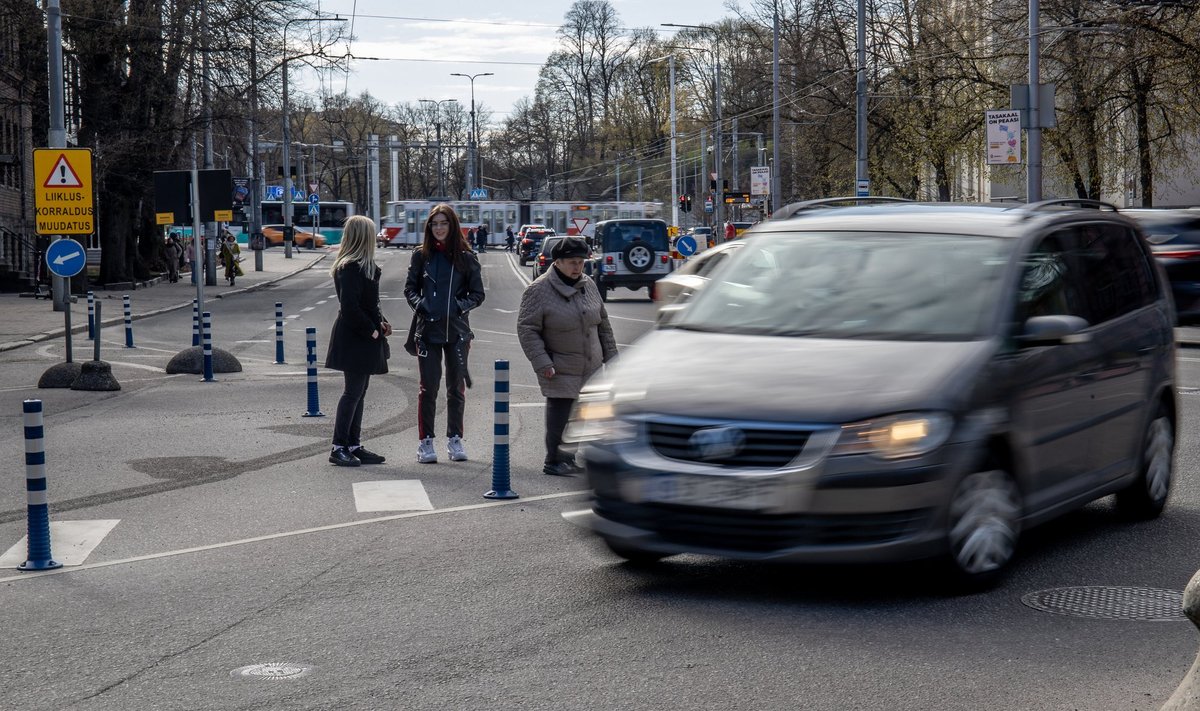 Kuigi Estonia puiestee ja Kentmanni tänava ristmikul on eesõigus jalakäijatel, tuleb seal tihti anda autodele eesõigus enne üle tee kõndimist.