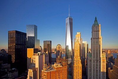  One World Trade Center (keskel).