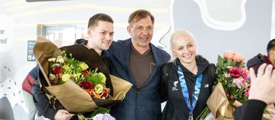 EOK president Urmas Sõõrumaa tervitas lennujaamas curlingu MM-i hõbemedalivõitjaid Harri Lille ja Marie Kaldveed.