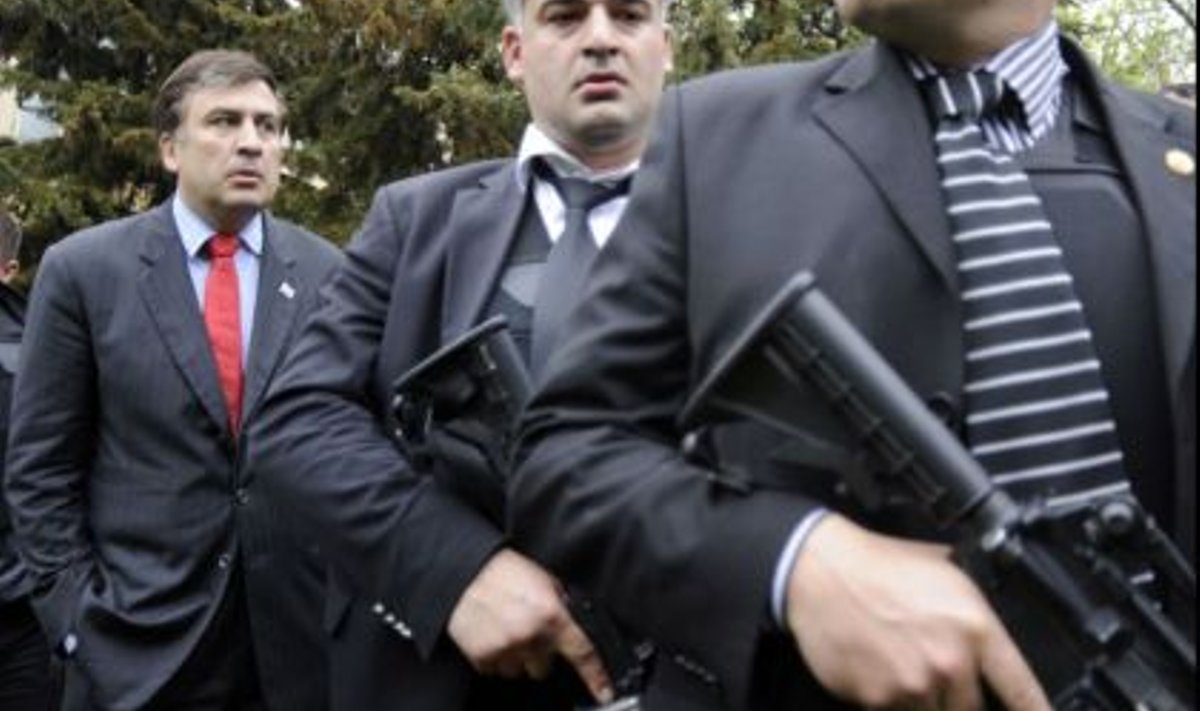  Mihheil Saakašvili koos oma turvajatega 