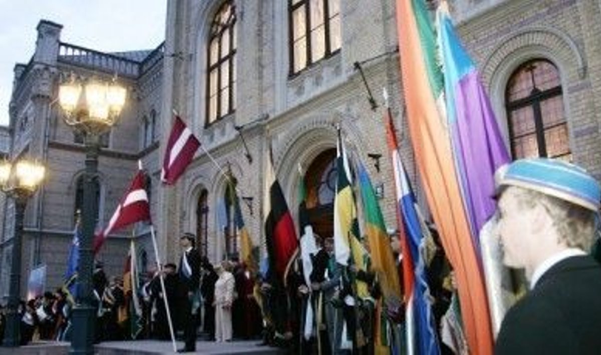 Korporandid Läti Ülikooli ees lipuvalves