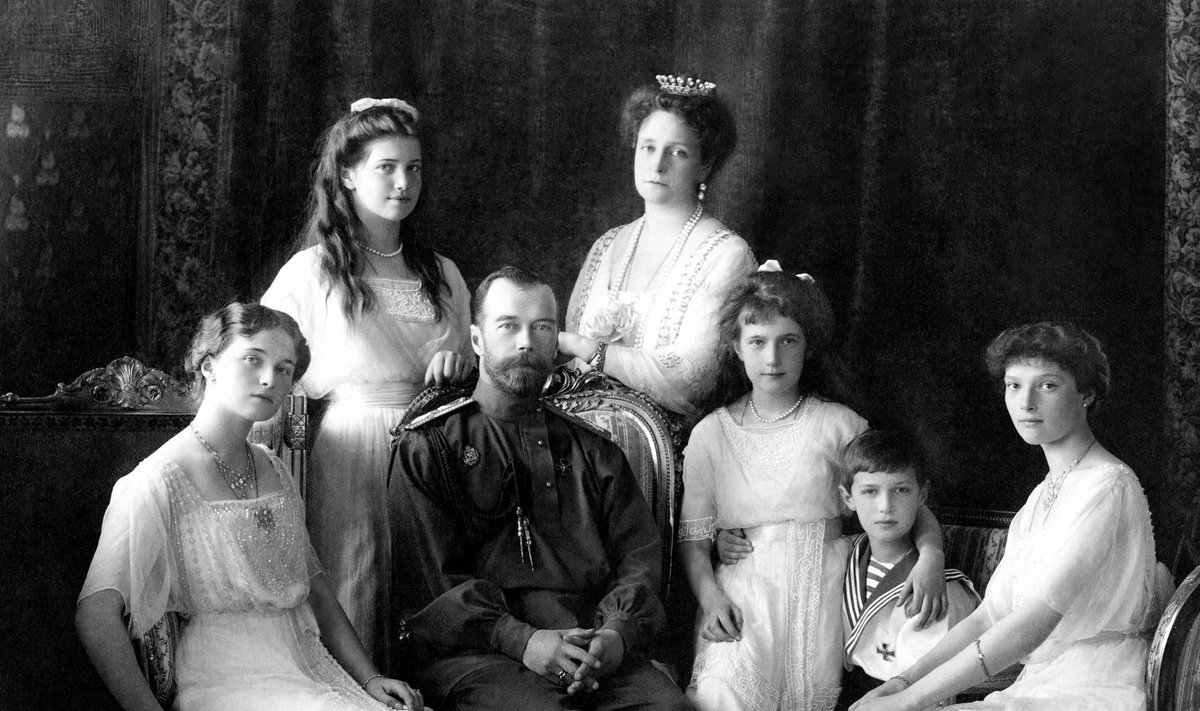 Nikolai II ja tema pere 1913. aastal Krimmis: vanem tütar Olga ja Maria, abikaasa Aleksandra, Anastassia, troonipärija Aleksei ning Tatjana