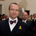 President Ilves kannab võidupüha paraadil Eston Kohveri toetuseks kollast linti