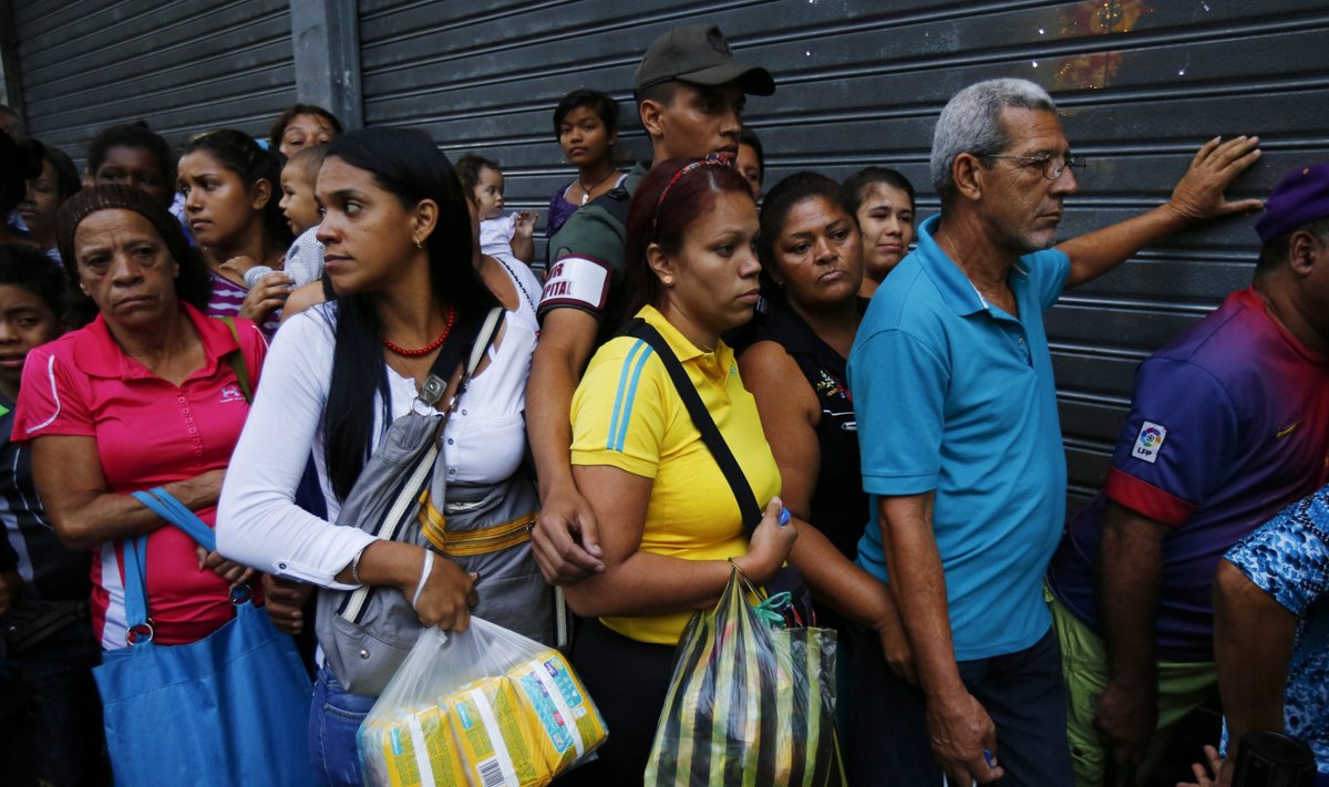 Venezuelalased ootavad poesabas võimalust osta WC-paberit