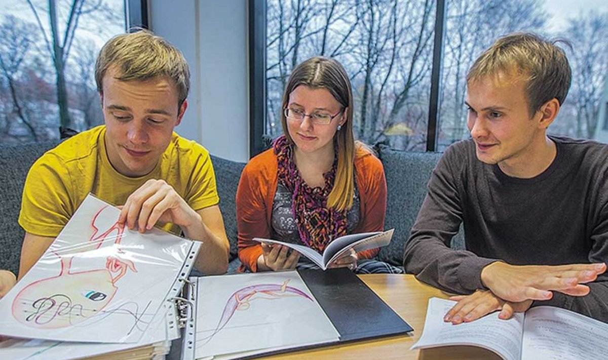 Informaatika doktorant Kristjan Korjus (vasakult), raamatu illustratsioonide autor Elis Saar ja matemaatika doktorant Juhan Aru uurivad õpikuillustratsioonide kavandeid. 