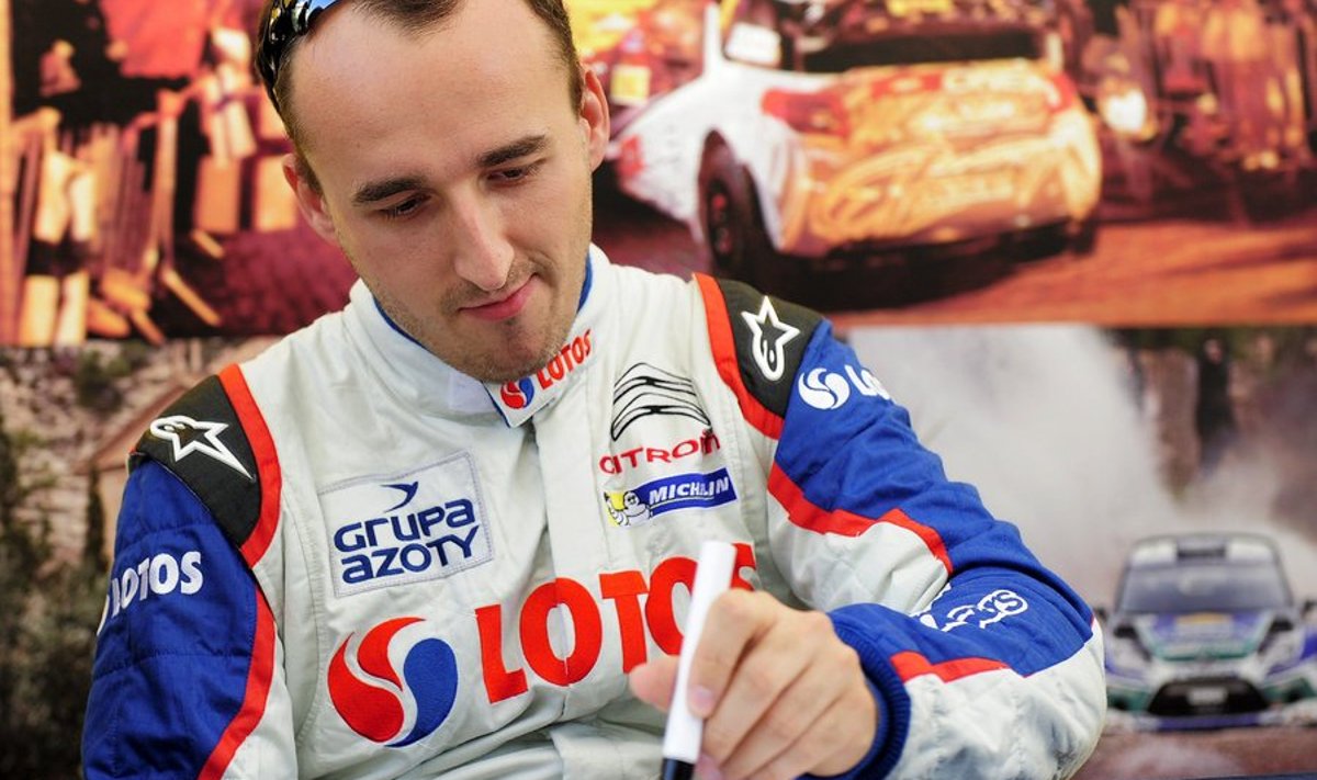 Robert Kubica Hispaanias autogramme jagamas.