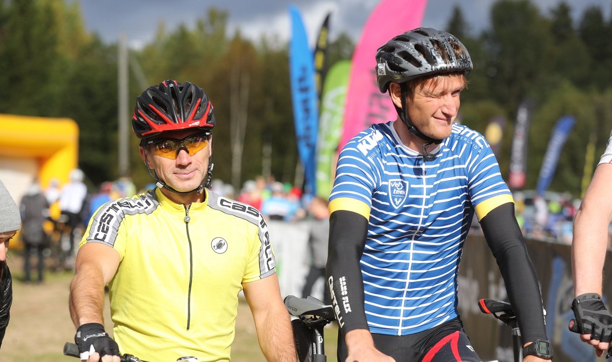 Raio Piiroja (paremal) koos Martin Reimiga Tallinna rattamaratonil.