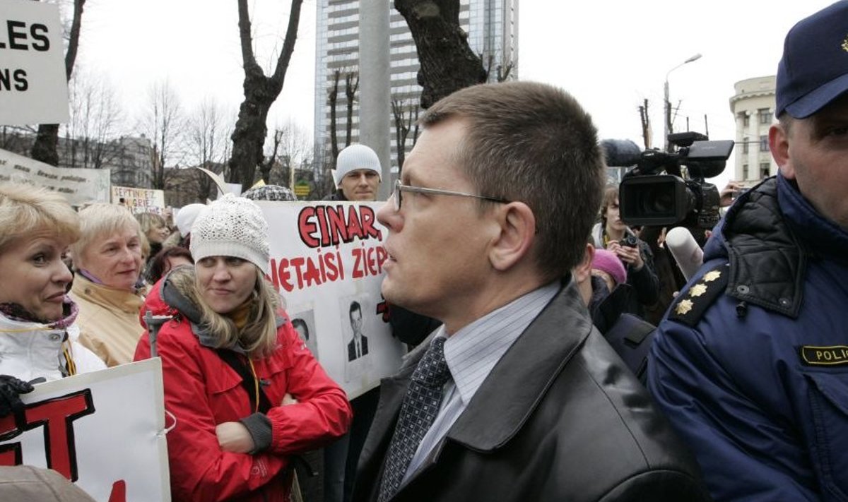 Läti rahandusminister Einars Repse meeleavaldajatele aru andmas.
