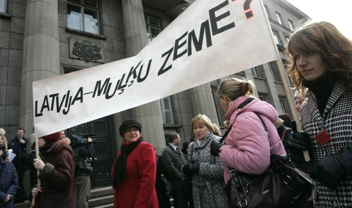 Loosung õpetajate meeleavaldusel palgakärpe vastu: "Kas Läti on lollide maa?" 