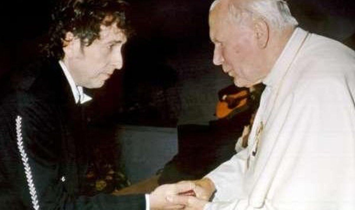 Paavst Johannes Paulus II koos Bob Dylaniga.