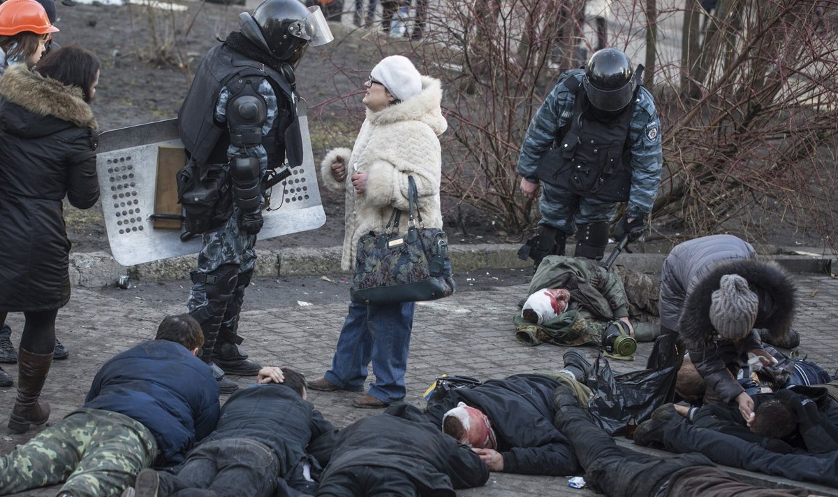 Ukraina eriüksuslased seismas vigastatud meeleavaldajate kõrval