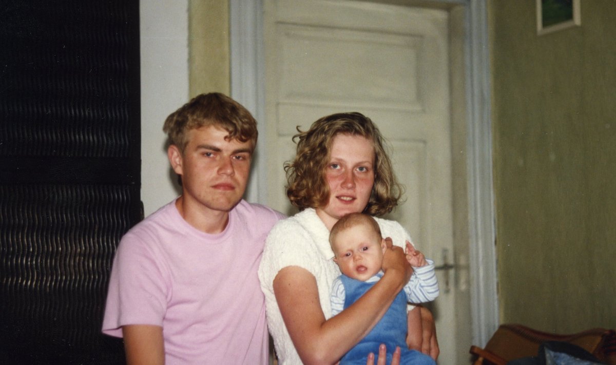 Hea on saada varakult lapsevanemaks, ütleb Andrus Kivirähk. Sel pildil on ta koos abikaasa Ilonaga, mõlemad 22-aastased. Ema süles istub tütar Kaarin.
