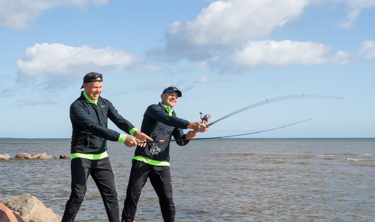 Andres (vasakul) ja Oleg Sõnajalg Saaremaal Salmes puhkehetkel kala püüdmas