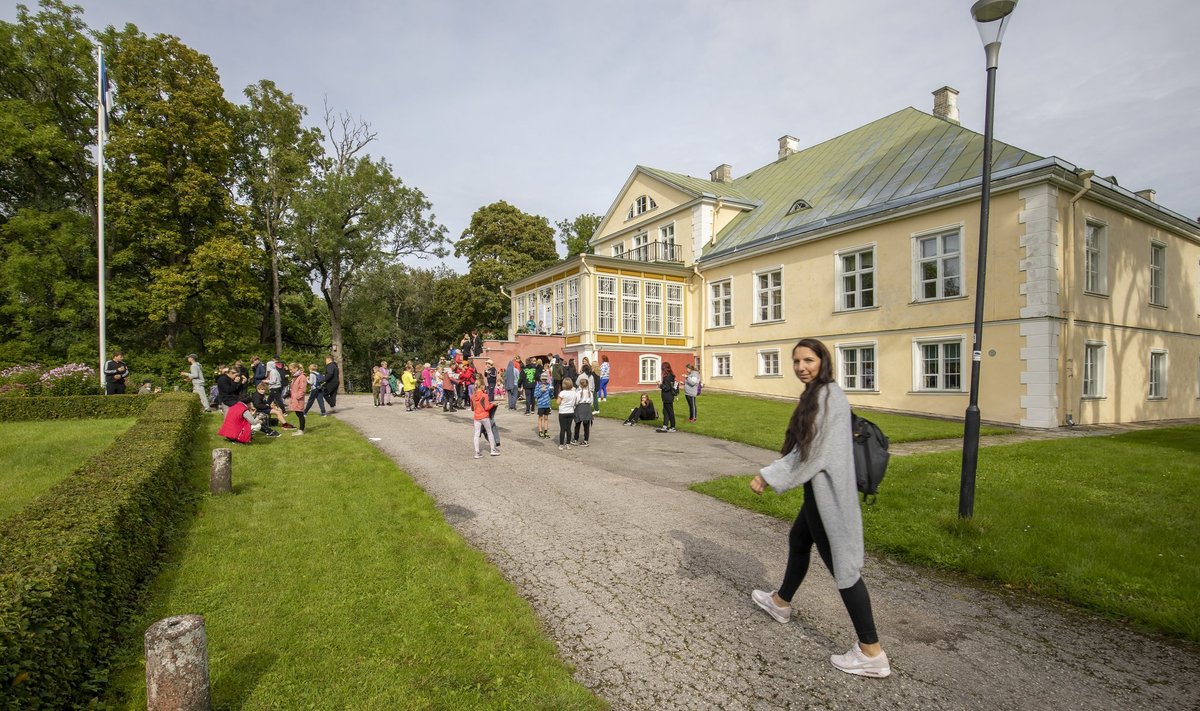Albu mõisakooli õppurite rohkus teeb Põhja-Järva ühendkooli direktorile Annika Orulale rõõmu. 