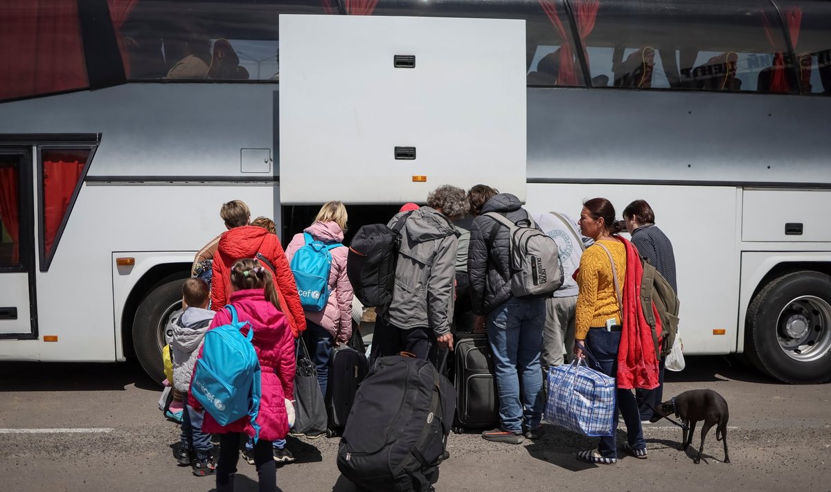 Украинские беженцы из района Мариуполя покидают свои дома. Май 2022 года