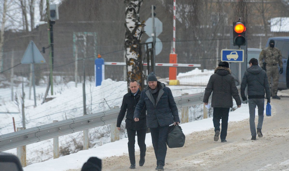 Raivo Susi (paremal) sai kaks aastat pärast Moskvas vahistamist lõpuks tagasi kodumaale. Tal oli Koidula piiripunktis vastas kapo peadirektori asetäitja Aleksander Toots, kes võttis 2015. aastal vastu ka Eston Kohveri.