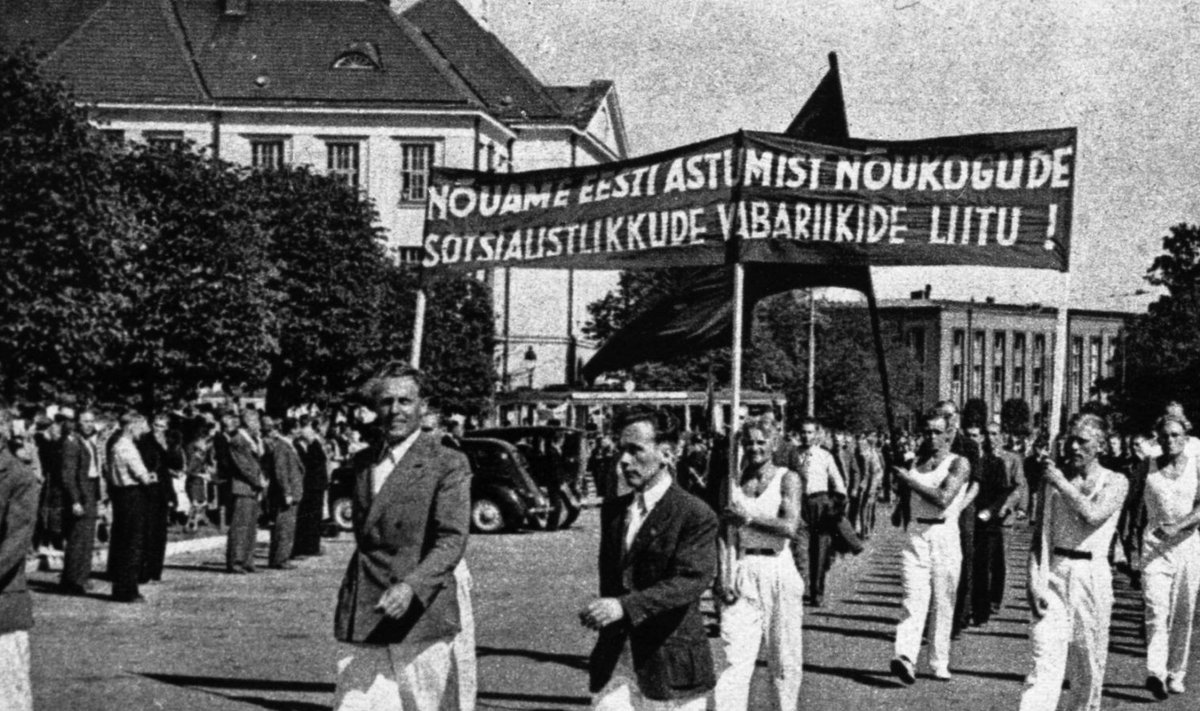 Tallinna töölissportlased miitingul Vabaduse väljakul 17. juulil 1940. 6. augustil astuski Eesti Nõukogude Liitu.