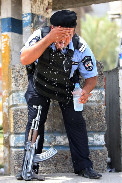 Iraagi politseinik tänavuse kuumalaine ajal