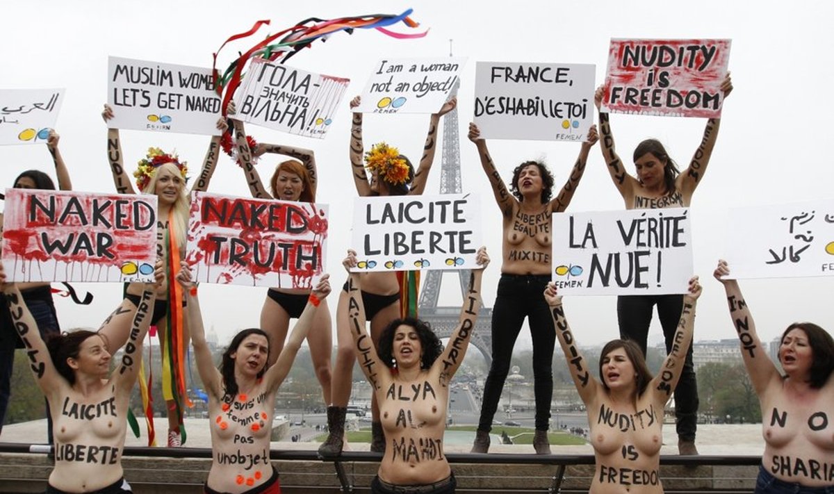 Ukraina feministlik liikumine Femen kutsus laupäeval Eiffeli torni juures moslemi naisi üles loobuma islamiseaduste järgimisest.