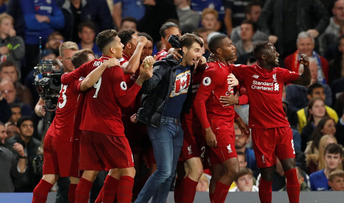 Liverpooli mängijad koos väljakule jooksnud fänniga viigiväravat tähistamas.