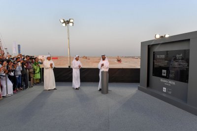 Töö võib alata! Dubai liider šeik Mohammed bin Rashid al-Maktoum (paremal) aplodeerib uue torni nurgakiviüritusel. 