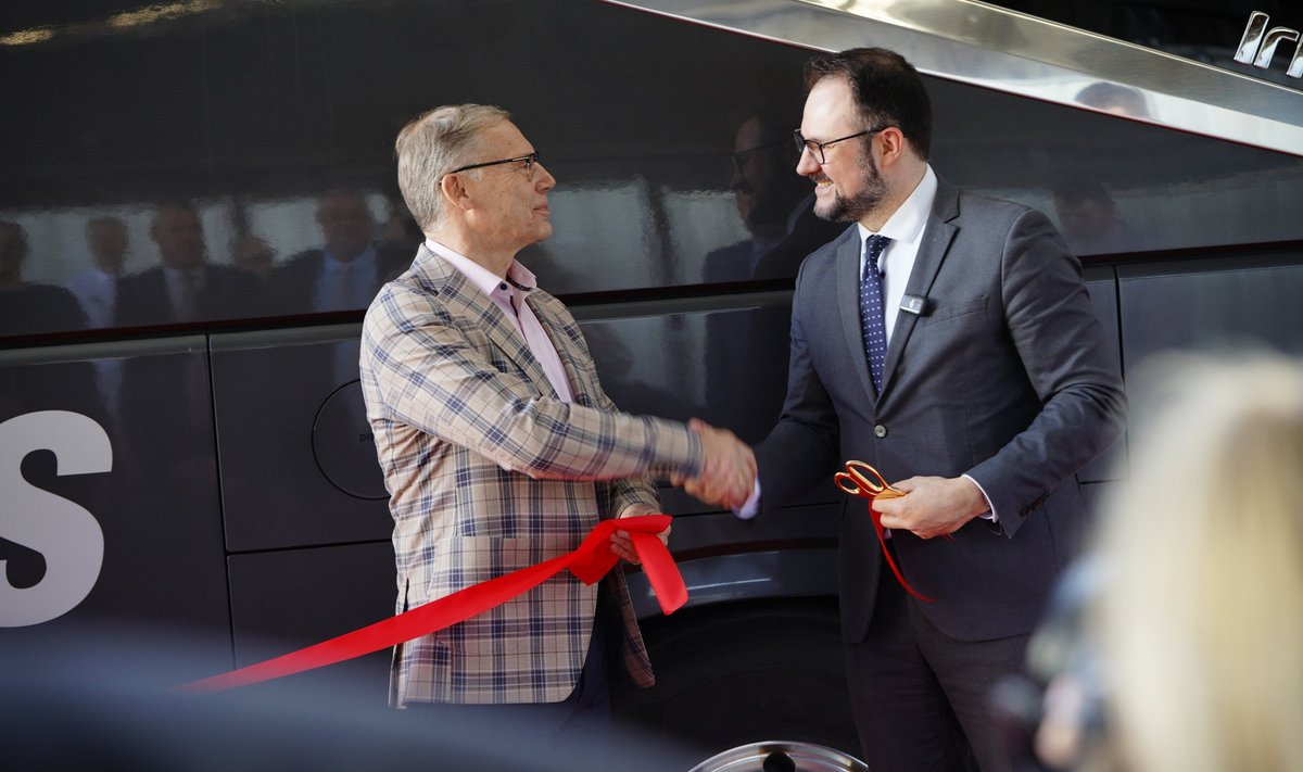 Mootor Grupi asutaja ja Lux Expressi nõukogu esimees Hugo Osula koos Läti transpordiministri Kaspars Briškensiga uue liini avamise puhul linti läbi lõikamas.