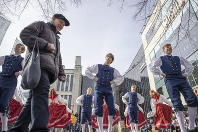 Möödakäijatele tõi noorte tants naeru näole