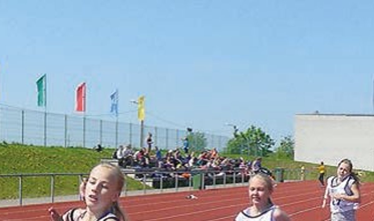Jüri gümnaasiumi 5.b klassi tüdrukud 600 m jooksu võidu nimel pingutamas