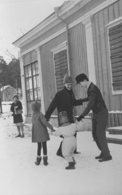 Karl Ristikivi koos oma sõbra Lembit Muda ja tema lastega 1950. aastate teisel poolel.