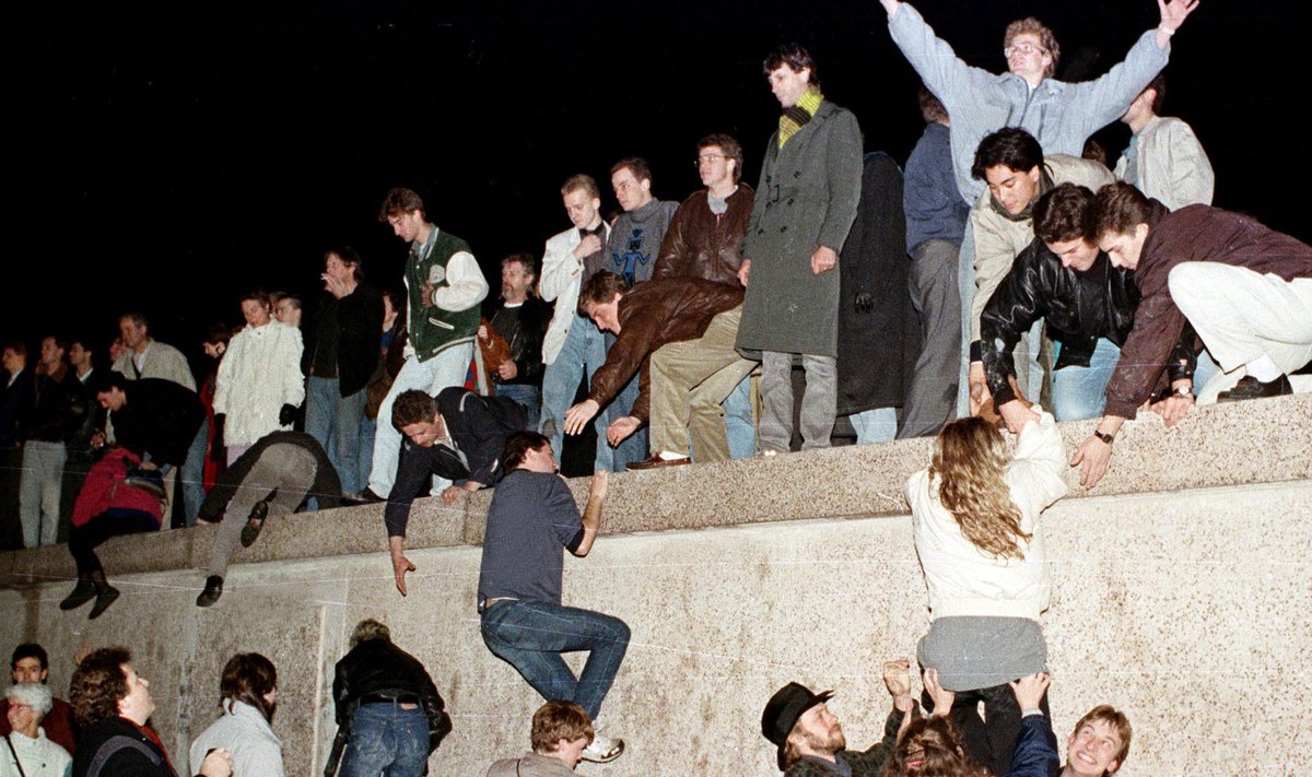 9. november 1989. Idasakslased ronivad üle Berliini müüri Brandenburgi värava juures.