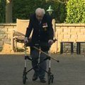 Столетний ветеран собрал миллионы для британских врачей марафоном на ходунках в саду