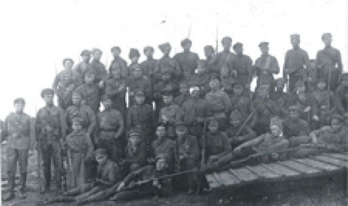 Soomusrongi “Kapten Irv” mehed, kes 1919. aasta 23. mail üritasid üle võtta Vene soomusrongi, olles ise punaväelasteks maskeerunud.