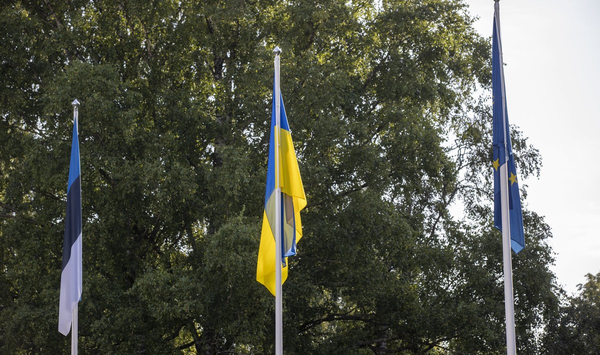 Ukraina lipp Eesti ja Euroopa Liidu lipu vahel.