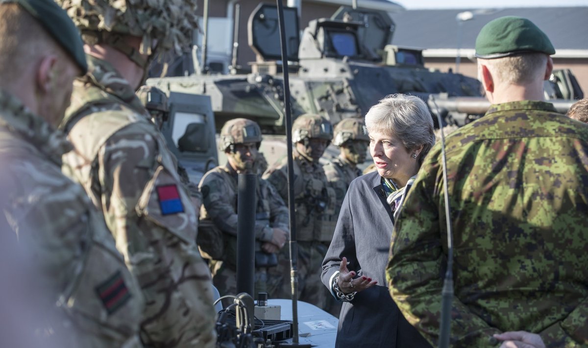 Theresa May ei jätnud Tapal sõduritega kohtudes meenutamata, kelle eest nad Eestit kaitsevad.