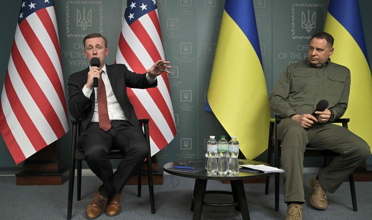 PEAVAD REGULAARSET SIDET: Ameerika presidendi julgeolekunõunik Jake Sullivan (vasakul) ja Ukraina presidendi kabinetiülem Andri Jermak Kiievis pressikonverentsil