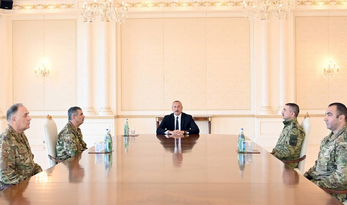 Aserbaidžaani president İlham Äliyev (keskel) kohtub kindralitega.