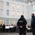 ФОТО | Правительство отправилось на выездное заседание в Тарту, и протестующие последовали туда за ними