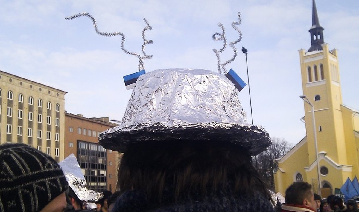 NO ACTA ja fooliumist müts