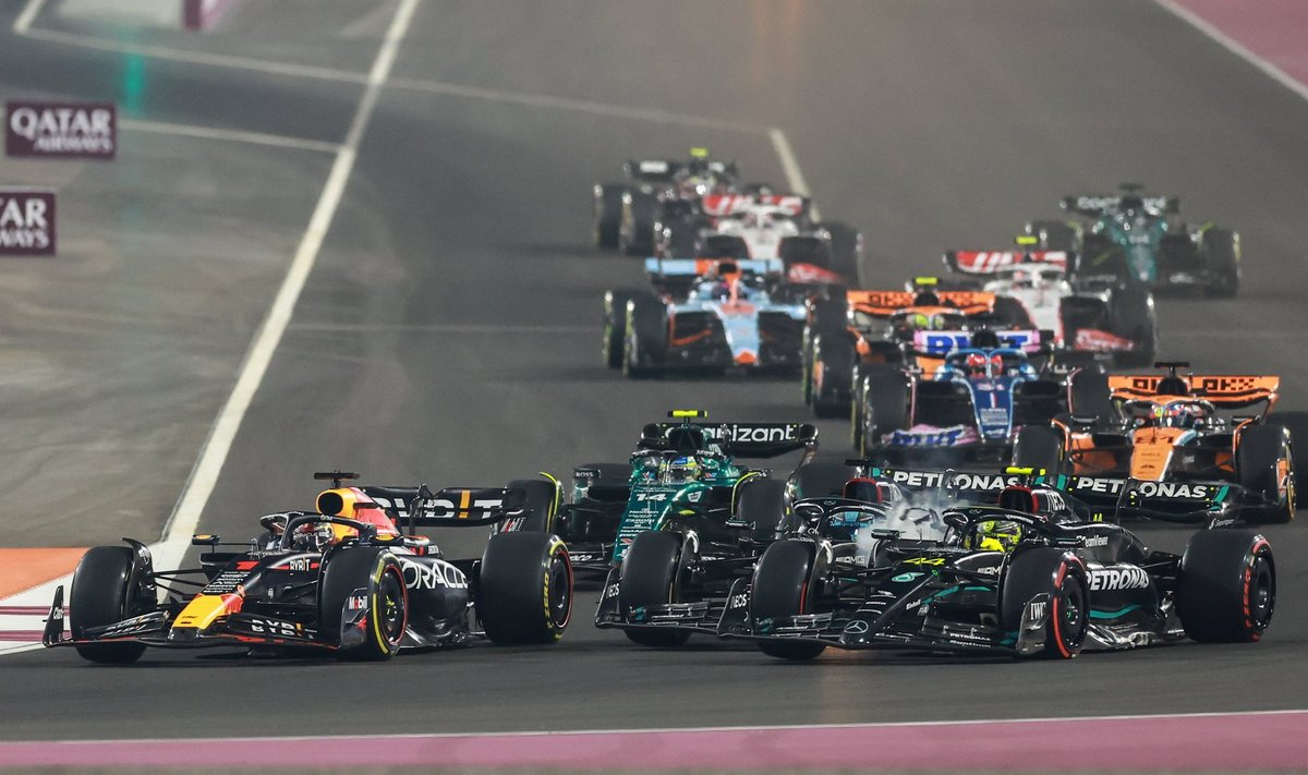 Lewis Hamiltoni sõit lõppes esimeses kurvis.