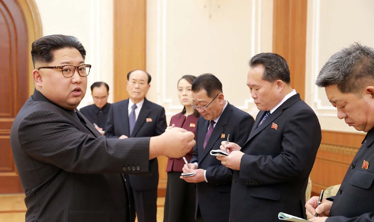 Sellel 12. veebruaril Põhja-Korea riikliku uudisteagentuuri väljastatud pildil valmistab Kim Jong-un ette olümpia lõputseremooniale sõitvat delegatsiooni.