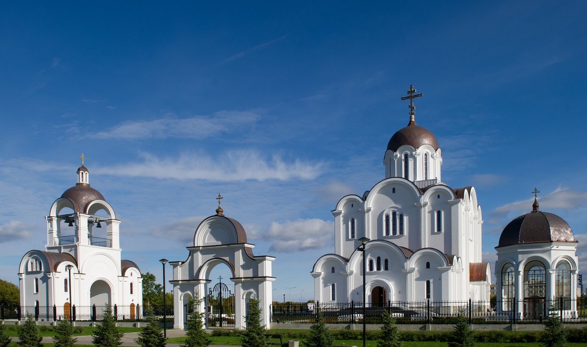 Moskva patriarhaadi Eesti õigeusu kirik paistab Lasnamäe nõlvalt tulijale kaugelt silma.