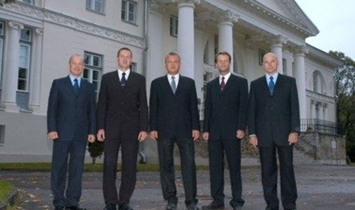 Valimisliit Väikelinn Saku asutajaliikmed 2001. aastal.