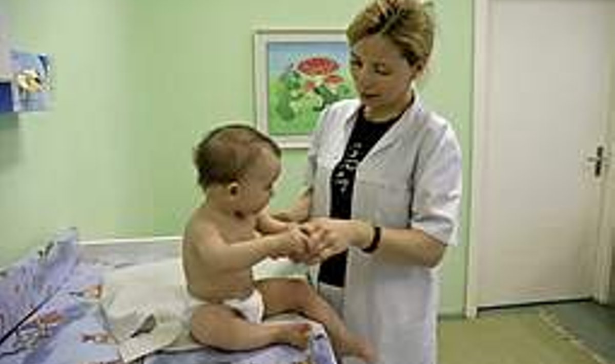 Dr Maie Jürisson hindab lapse küünarvarrele ­tekkinud allergilise lööbe raskusastet. Margit Kirsipuu
