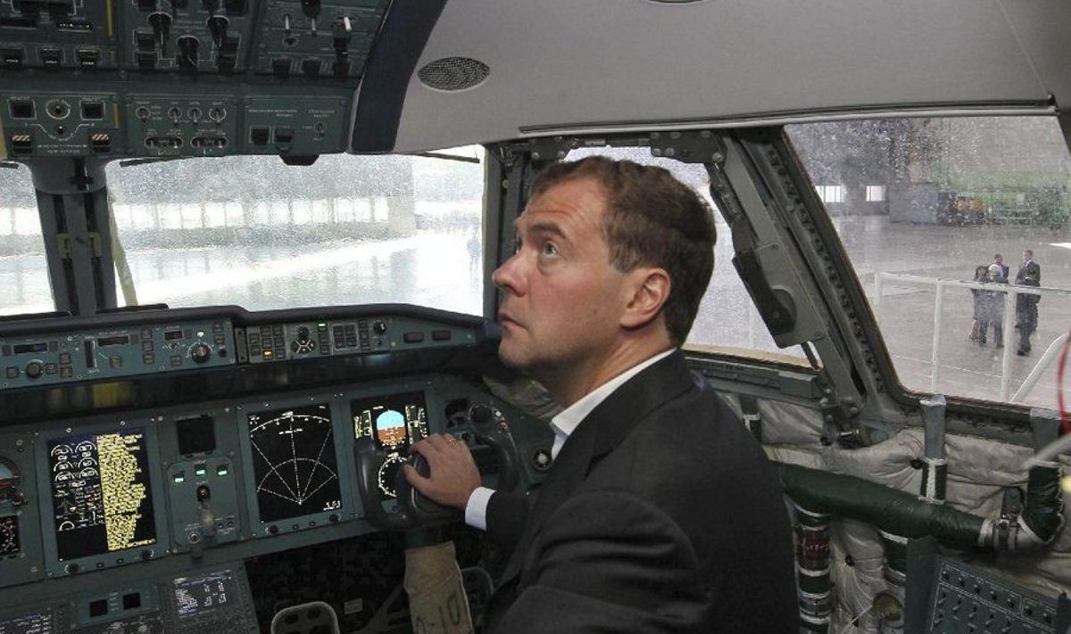 Medvedev AN-148 kokpitis külaskäigul Voroneži lennukitehasesse