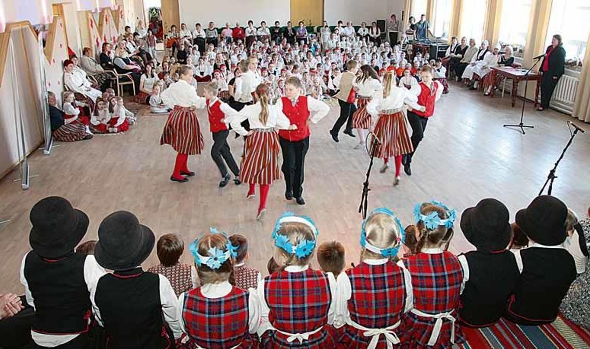 Mulgimaa laste 17. folklooripäev tõi Mustla rahvamaja saali lapsi täis. Esiplaanil tantsivad Tarvastu gümnaasiumi 4. klassi lapsed. Foto: Alar Karu